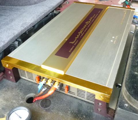 リアのフロア引きはがしたスペースに鎮座(施工は今は亡きニックスオーディオ館)