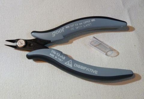 精密プライヤーとよく似たフォルム