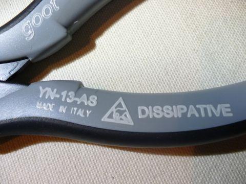 “DISSIPATIVE”ということは帯電防止というよりは「静電気拡散性 (static dissipative)」?