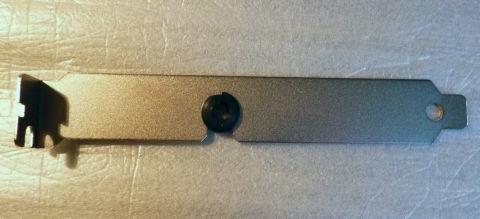 穴の周囲にはゴムの保護材があるが、切り欠き断面がスルドイワケではない