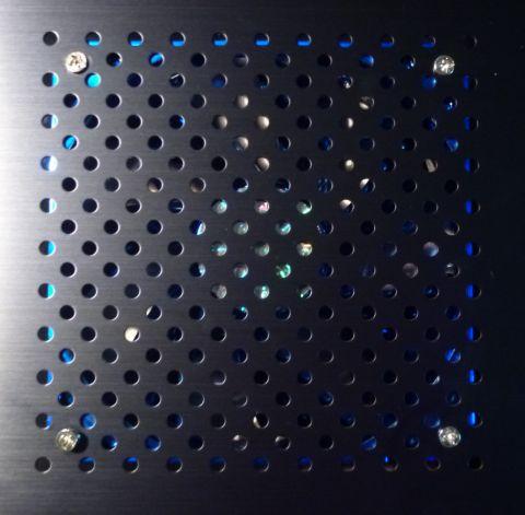 サイドホールには無加工で120mmファンが搭載可能