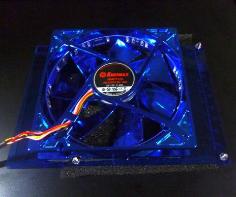 外(下)からサイドパネル⇒押さえ枠⇒フィルタ⇒ファンを固定した板