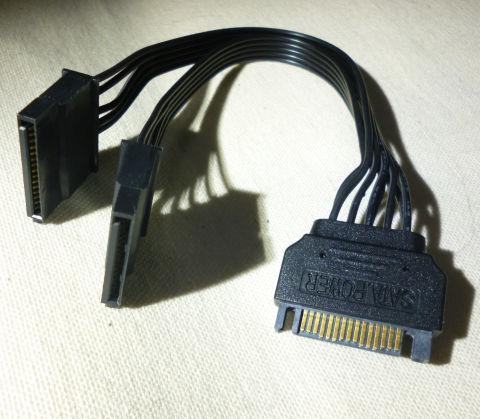 ケーブルがリボン状にまとめられており、綺麗。