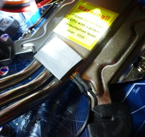 根元に耐熱テープでセンサーを固定