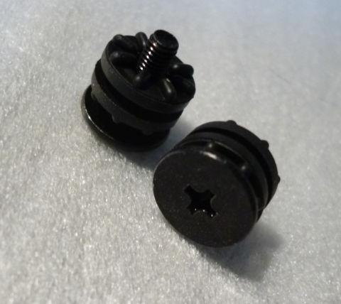 放射状の凹凸がねじ込むとつぶれる