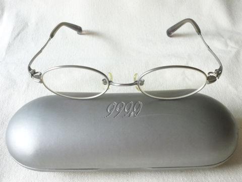 カラーはいぶし銀のような暗めのつや消し銀