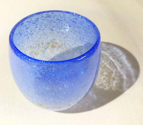 光に透かすと気泡が多彩な表情を魅せる