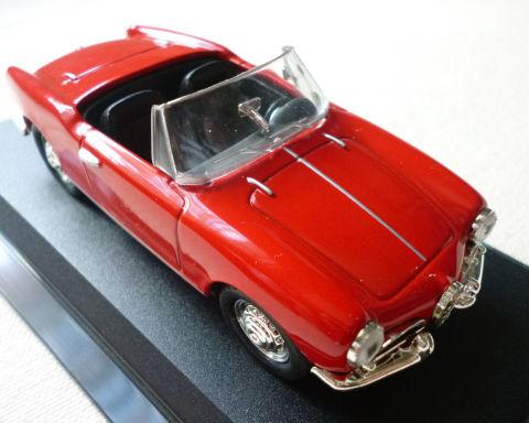 ダッシュボードから生えるルームミラーが時代をものがたる