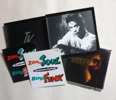 初回盤BOX仕様。ナゾのステッカーもついている。