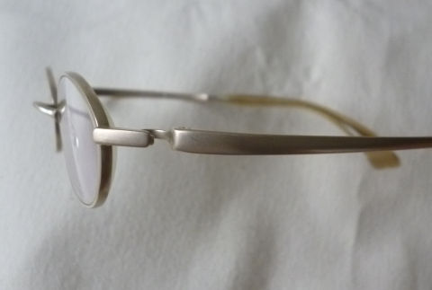 ヒンジの部分は「細い線」から「薄い板」になった。