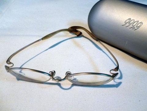 それ以前の眼鏡に比べると「つる」がぐにょぐにょですな。
