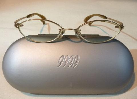 比較的丸みを帯びたシェイプはユニセックスタイプ