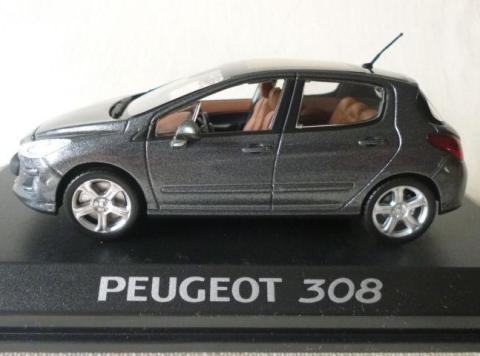 リアが段付してるのはフランス車に多いなぁ