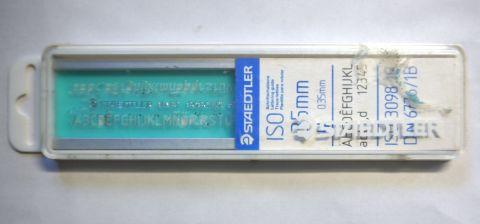 ケースは接触していたプラ消しが溶けて汚れているけど、中身は綺麗