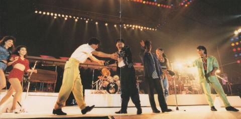 歌詞カードにはライヴの写真が使われているけど、ライヴバージョンは入っていない