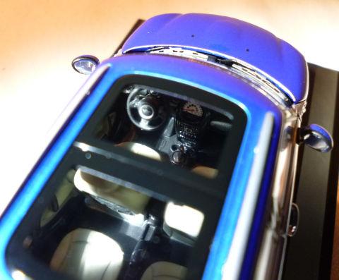 大きなメーターは目盛まで再現