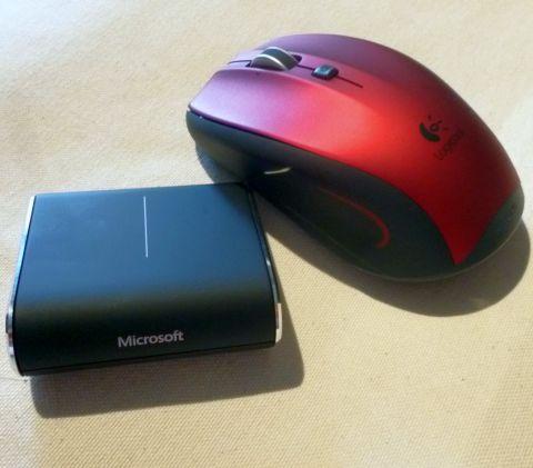 一般的なマウスと比べるとぺたんとした形状