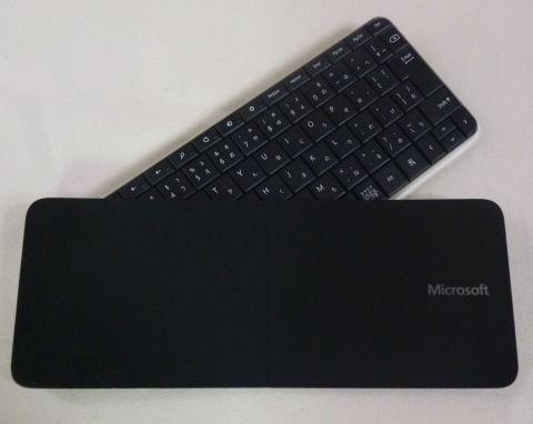 しっかりとしたカバーは電源スイッチを兼ねる(キーボード単体でON/OFFも可能)