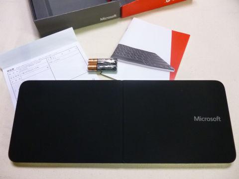 内容物。箱もMicrosoftロゴが型押しされた内装で高級感溢れるが、割愛。