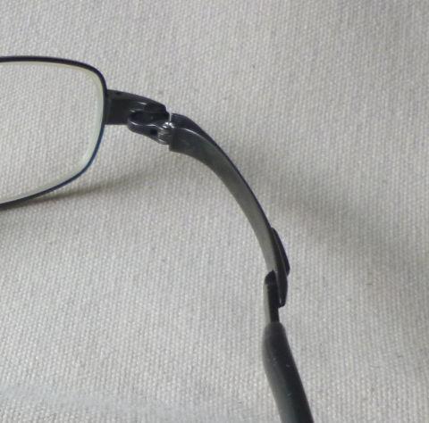 前方が弾力を担保するβチタン、後方が耳へのフィッティングを記憶する純チタン