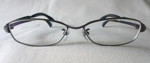 正面から見ると一本のフレームでつながっているようだが...