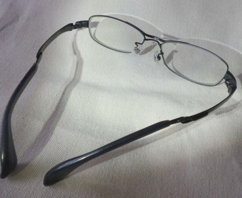 実は2本のフレームで奥行きを出している凝った作り