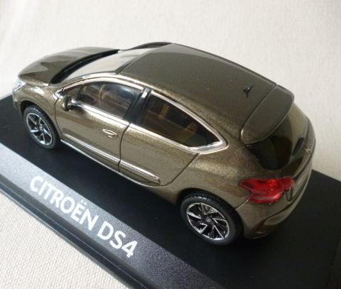 この一見3ドアのようなHBとクーペの合いの子のようなおしりが特徴