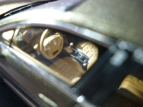 腕時計のベルトを模したというウォッチストラップデザインのシートも再現