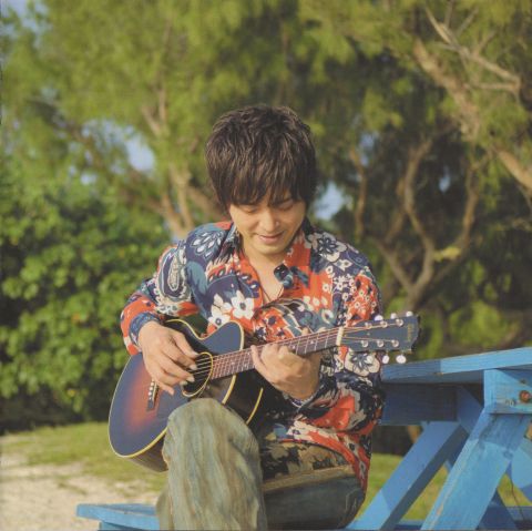 ライヴ映像などをみると関西弁のしゃべりが結構飄々としてる人です