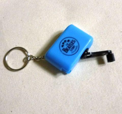 横からレバーを引き起こす(写真はまだ完全には引き起こしていない状態)