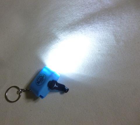 明るさ的には非常灯として十分だけど、非常時にレバー折れたらダメだし(ムカ