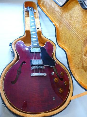 ワインレッドの美しいギター