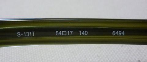 例によって型番、サイズとカラーの刻印。光に透かすと明らかに緑系。