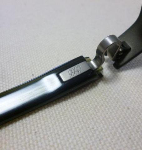 耳に当たる部分だけでなく「つる」は(逆R)ヒンジのところまでプラスチックカバー