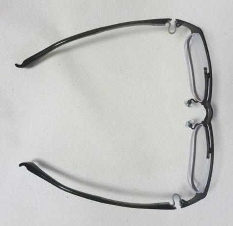 アイデンティティの逆Rヒンジや緩く湾曲し面で支えるテンプル等「着け心地」の追求は相変わらず