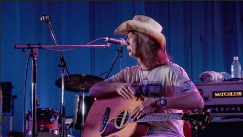 ベースソロの時はギターのボディを叩いて盛り上げる