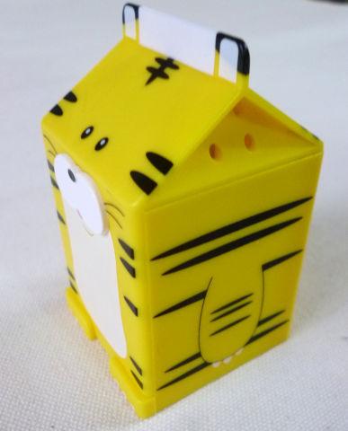 トラがなぜに牛乳パック??