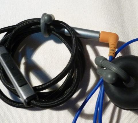 こんな感じで結束(左側のゴツイケーブルの方がFidelio L1のリモコン部分)