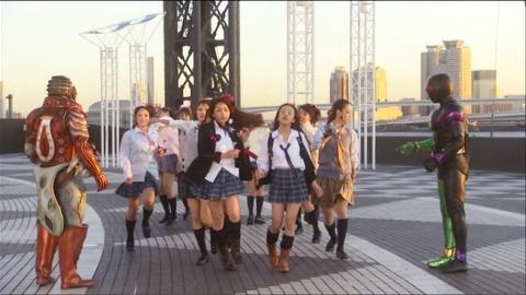 戦いに乱入されてボーゼンとするライダーと怪人ww