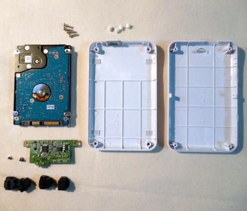 殻の他は制振用のゴムと、SATA⇒USBのアダプタの基板