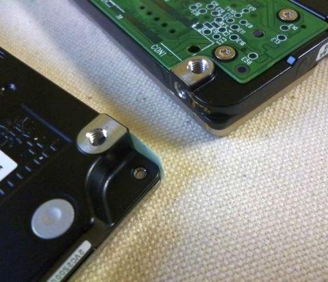 左の本品はネジ止め穴?があるため、隅が薄い