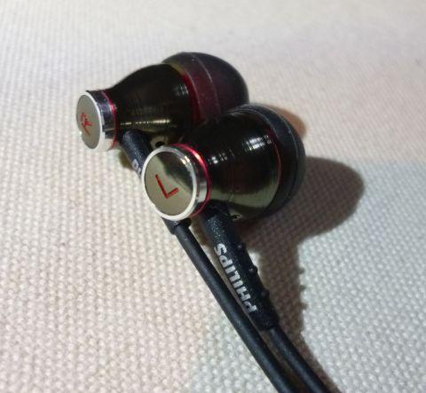 赤とヘアラインフィニッシュのダークシルバーという強烈な個性を放つ色