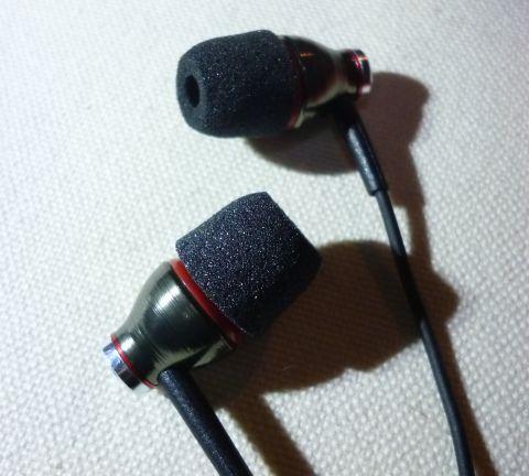 特徴的な色合いのシリコンチップに比べると地味。