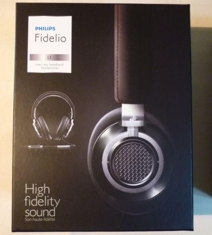 この光沢があるマットブラックに輝く箱。