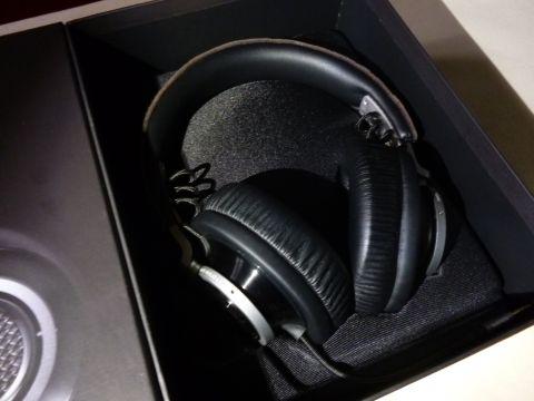 ヘッドホンのたたずまいは高級感溢れる