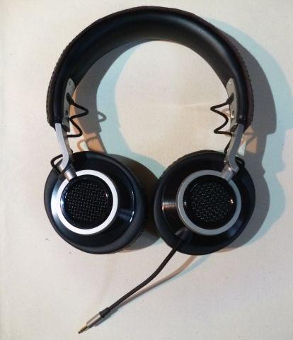 耳の外側が格子の独特のデザイン。