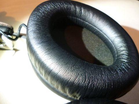 イヤーパッドは遮音性のありそうなしっかりしたもの。