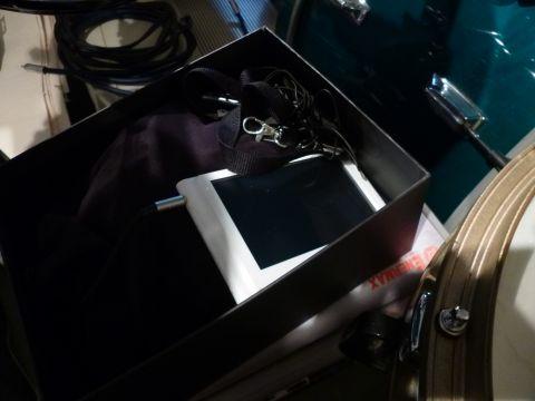 P8を使ってエージング中(隅のはiPodを使ってエージング中のSHE9000/98)