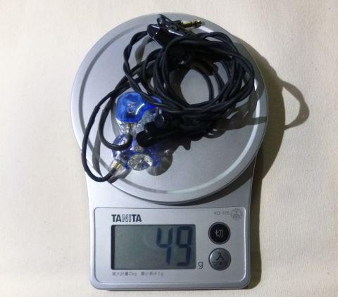 わずか?49g(イヤホンとしては重いけど)