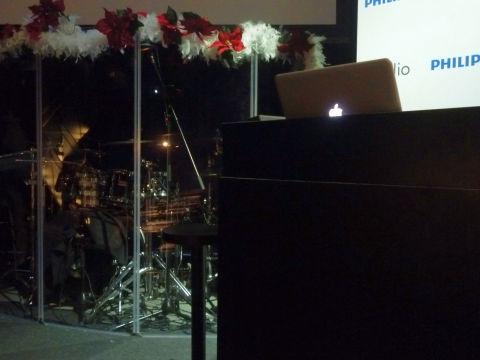 ライブステージがそのまま発表会場となっている。DrumsはYAMAHAですな←スキモノw